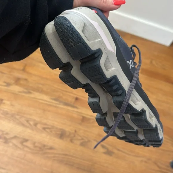 On cloud hiking sneakers only worn a few times. Women’s 8.5 - Picture 2 of 4